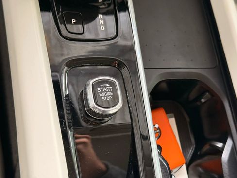 Used 2022 Volvo XC60 B5 Momentum image 32