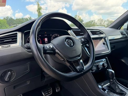 Used 2018 Volkswagen Tiguan SEL Premium w/ R-Line Package FWD image 11