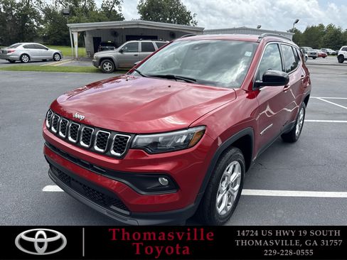 Used 2025 Jeep Compass Latitude AWD/4WD image 1