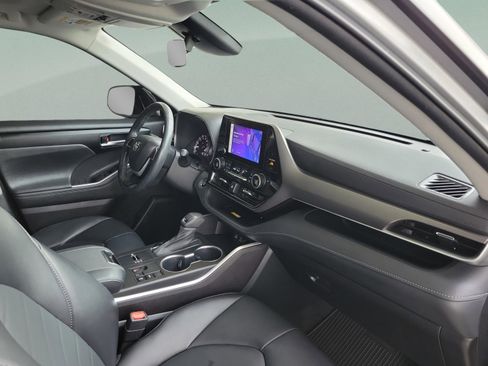 Certified 2023 Toyota Highlander XLE image 24
