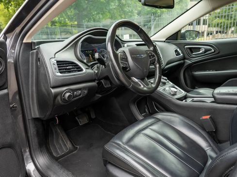 Used 2017 Chrysler 200 Limited Platinum FWD image 10