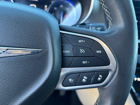 Used 2022 Chrysler Pacifica Touring-L image 28