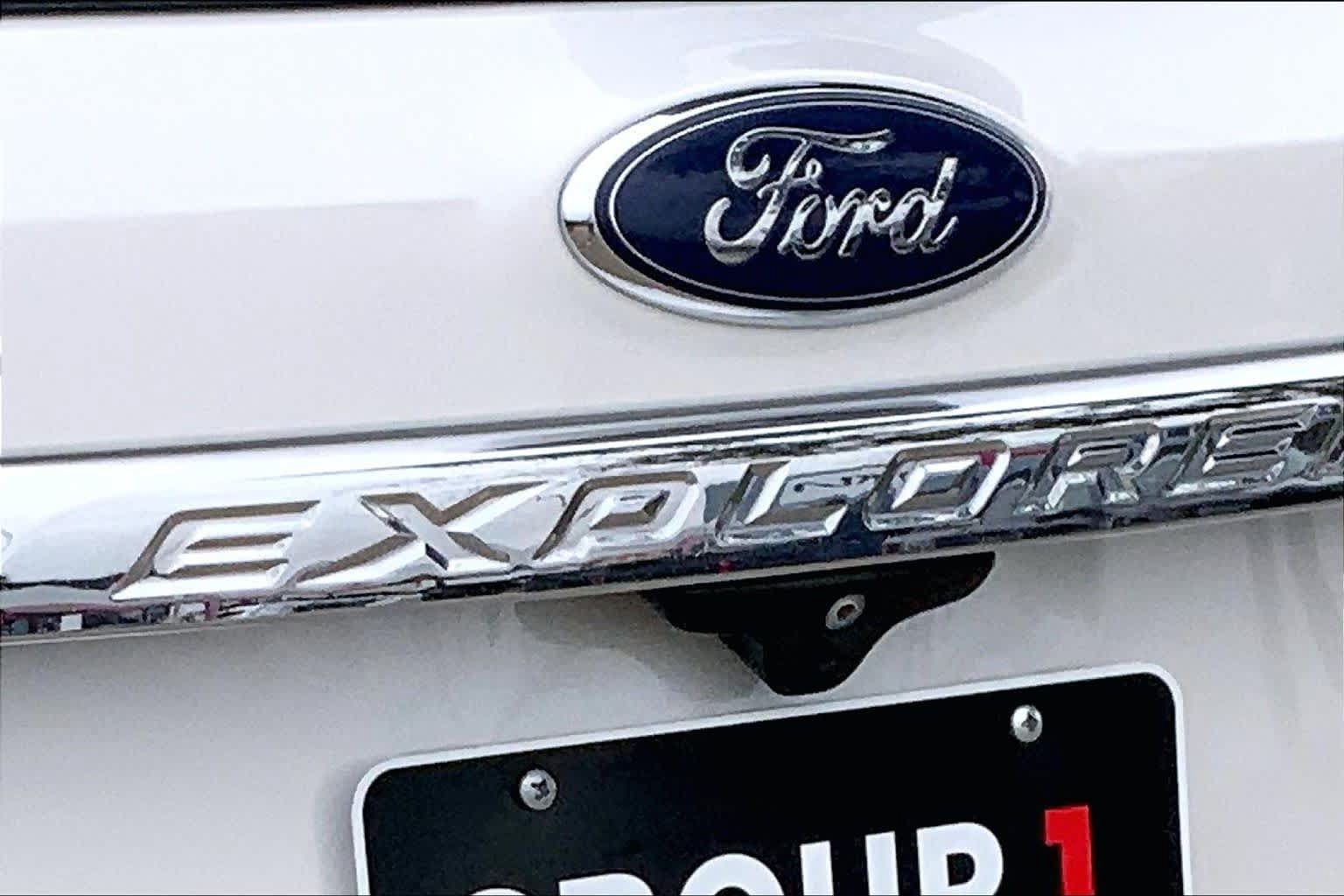 Used 2017 Ford Explorer Limited w/ Equipment Group 303A AWD/4WD image 30
