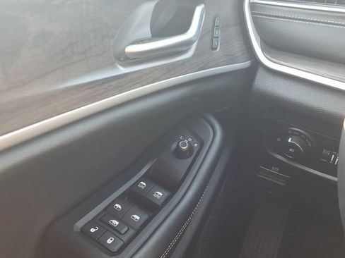 Used 2024 Jeep Grand Cherokee Limited AWD/4WD image 23