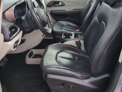 Used 2018 Chrysler Pacifica Touring-L image 16