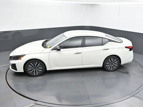 Used 2025 Nissan Altima 2.5 SV FWD image 40