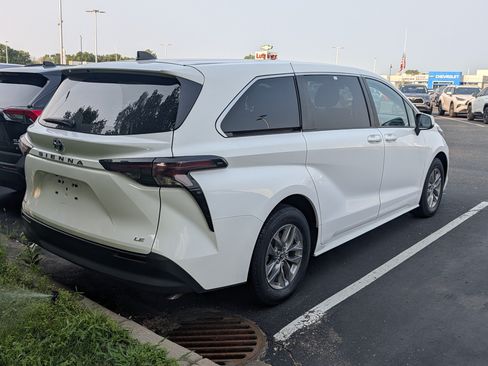 Certified 2025 Toyota Sienna LE FWD image 4