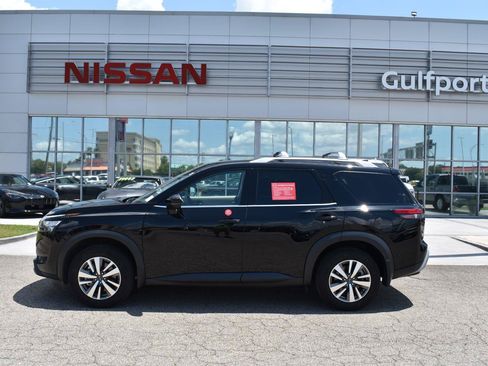 Used 2025 Nissan Pathfinder SL FWD image 3