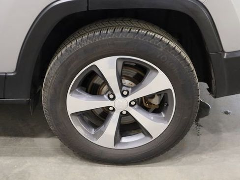 Used 2020 Jeep Cherokee Limited image 36