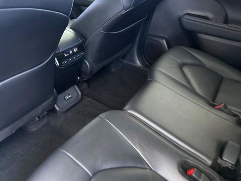 Used 2024 Toyota Highlander XLE AWD/4WD image 12
