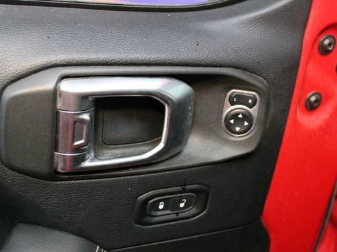 Used 2019 Jeep Wrangler Unlimited Sahara w/ Dual Top Group AWD/4WD image 12