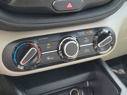 Used 2025 Kia Soul LX w/ LX Technology Package FWD image 21