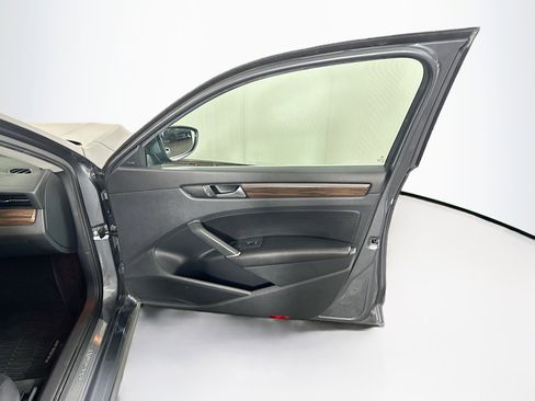 Used 2020 Volkswagen Passat 2.0T SEL image 33