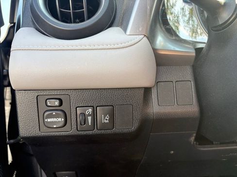 Used 2018 Toyota RAV4 LE AWD/4WD image 6