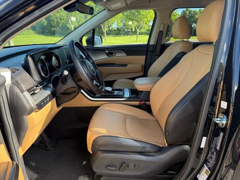 Used 2023 Kia Carnival LX FWD image 21