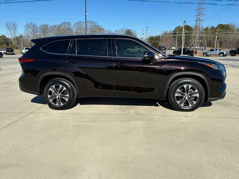 Used 2020 Toyota Highlander XLE image 5