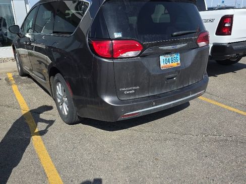 Used 2018 Chrysler Pacifica Touring-L Plus FWD image 3