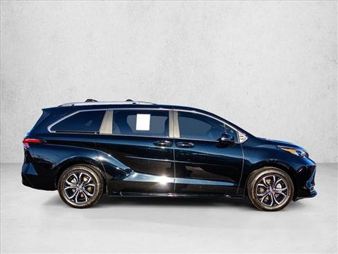 Used 2025 Toyota Sienna Platinum image 4