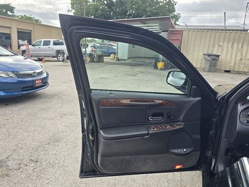 Used 2002 Lincoln Town Car Executive RWD image 24