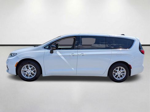 Used 2024 Chrysler Pacifica Touring-L FWD image 7