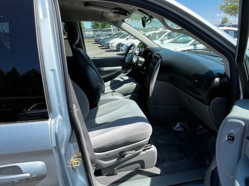 Used 2006 Chrysler Town & Country Touring FWD image 16