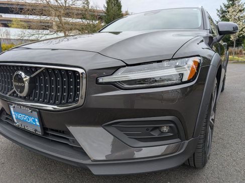 Used 2025 Volvo V60 B5 Cross Country Plus image 22