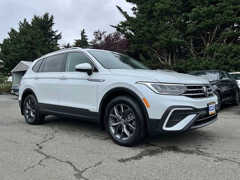Used 2023 Volkswagen Tiguan SE w/ Panoramic Sunroof Package AWD/4WD image 2