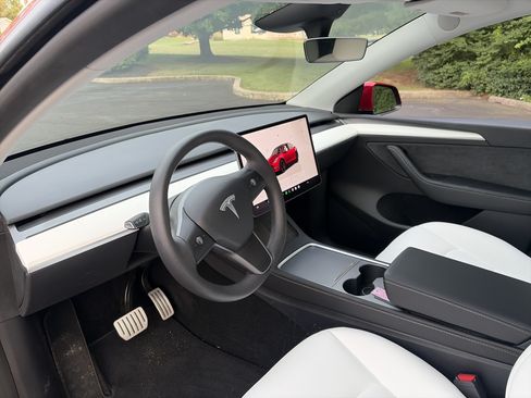 Used 2025 Tesla Model Y Performance AWD/4WD image 17