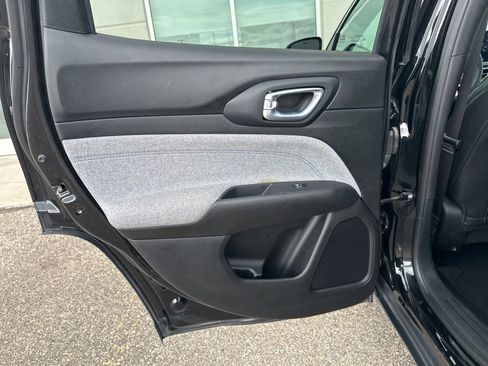 Used 2024 Jeep Compass Latitude AWD/4WD image 21