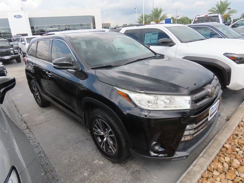 Used 2019 Toyota Highlander LE FWD image 7