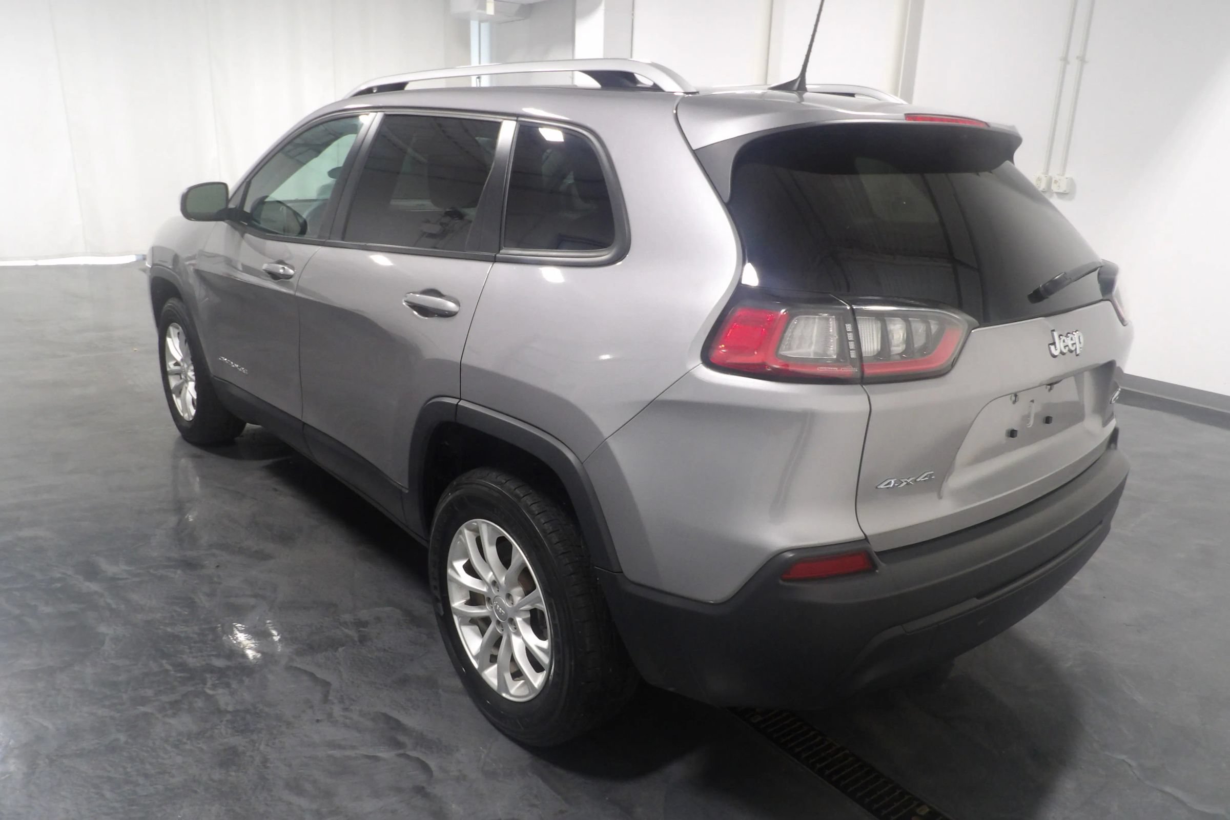 Used 2020 Jeep Cherokee Latitude w/ Cold Weather Group AWD/4WD image 5