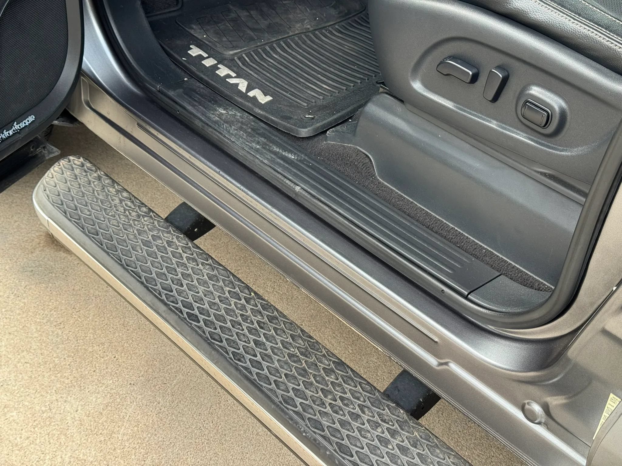 Used 2017 Nissan Titan SL AWD/4WD image 9