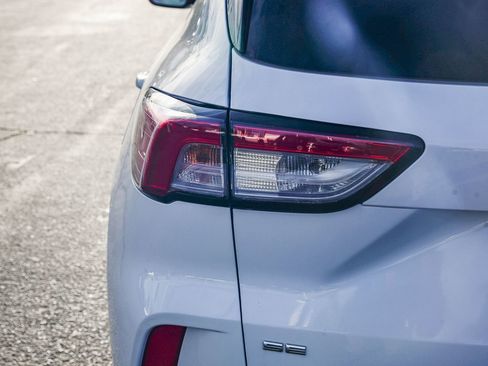 Used 2020 Ford Escape SE image 7