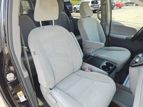 Used 2019 Toyota Sienna LE w/ LE Preferred Package image 20