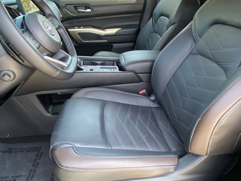 Used 2025 Nissan Pathfinder Platinum FWD image 23