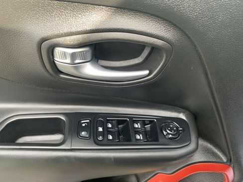 Used 2016 Jeep Renegade Trailhawk image 12