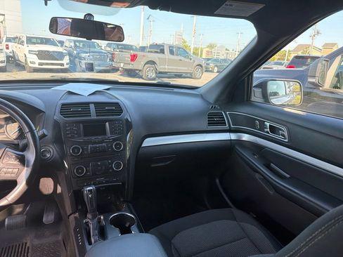 Used 2017 Ford Explorer XLT AWD/4WD image 23