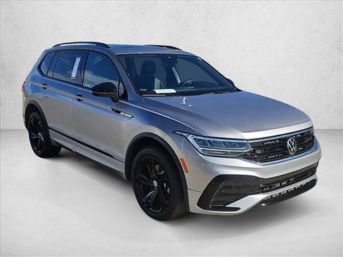 Used 2023 Volkswagen Tiguan SE R-Line image 3