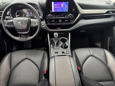 Used 2023 Toyota Highlander XLE image 12