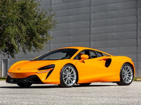 Used 2024 McLaren Artura RWD image 34