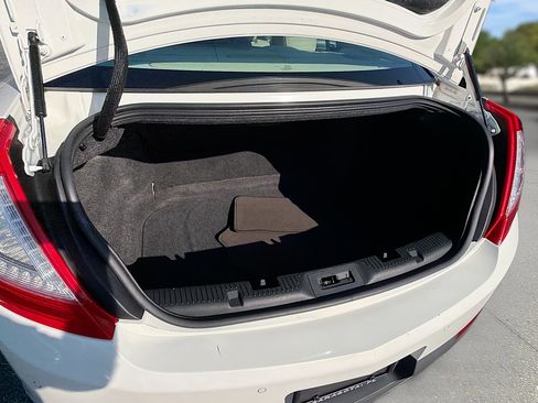 Used 2013 Lincoln MKS image 27