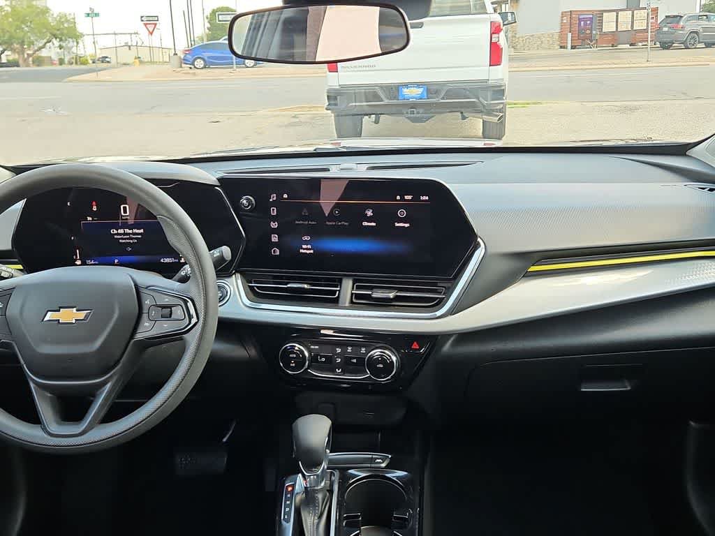 Used 2025 Chevrolet Trax LT FWD image 14