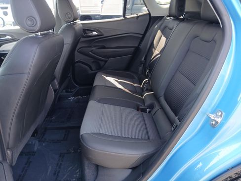 Used 2025 Chevrolet Trax LT FWD image 17