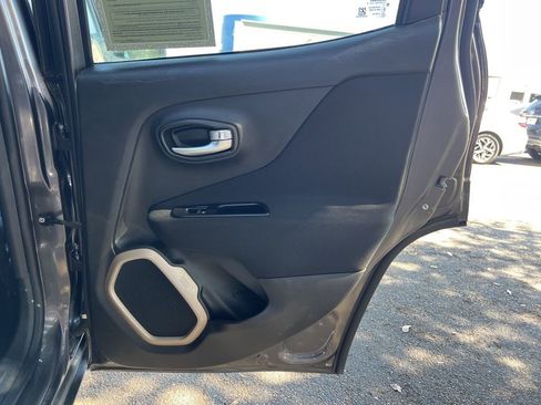 Used 2017 Jeep Renegade Latitude image 13