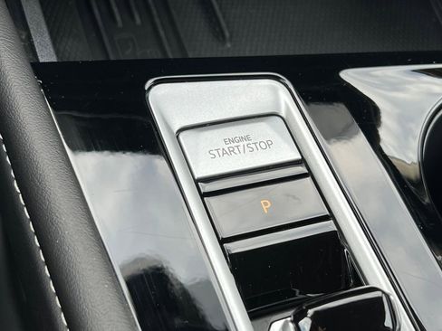 Used 2025 Volkswagen Atlas SE image 32