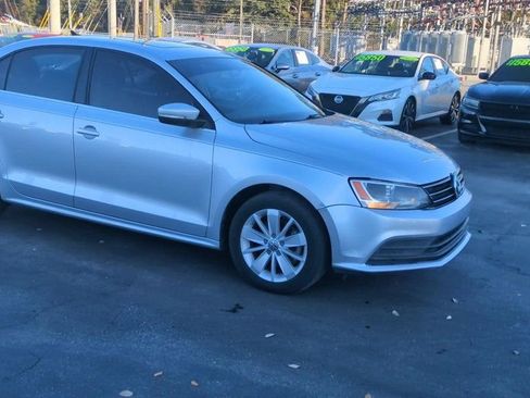 Used 2016 Volkswagen Jetta SE image 2