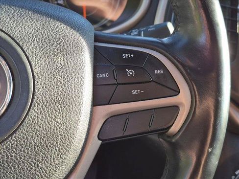 Used 2018 Jeep Cherokee Latitude w/ Altitude Package FWD image 5
