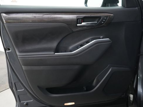 Used 2020 Toyota Highlander Platinum AWD/4WD image 22