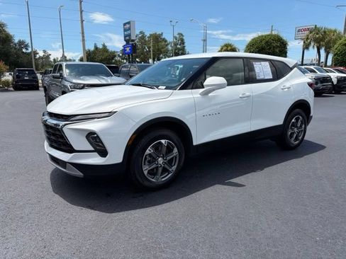 Used 2025 Chevrolet Blazer LT FWD image 3