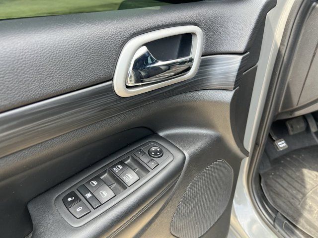 Used 2020 Jeep Grand Cherokee Altitude AWD/4WD image 24